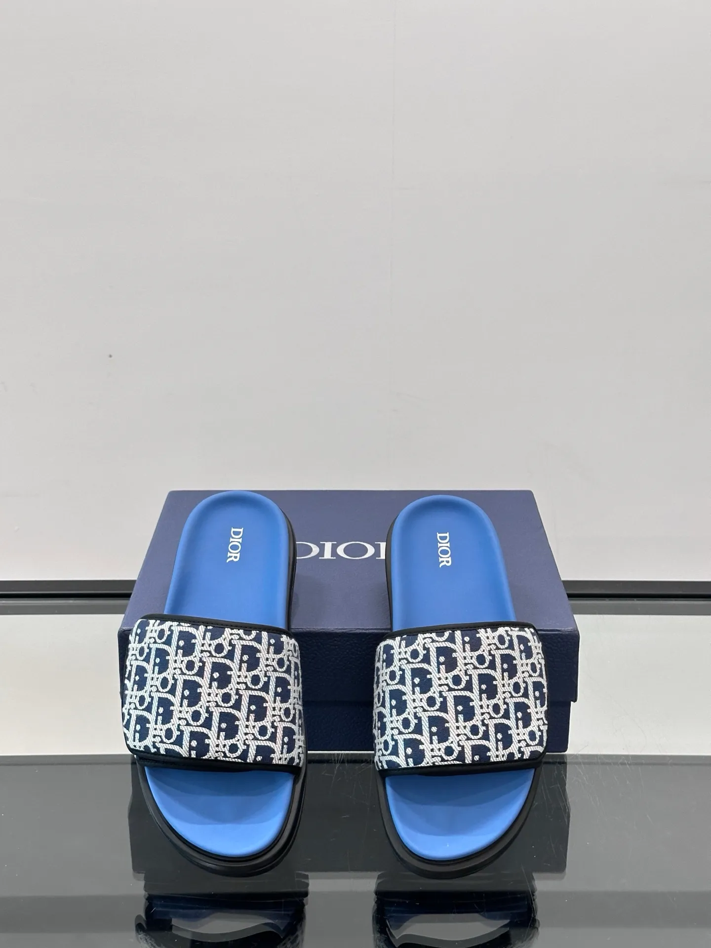 Factory price: 280💰𝐂𝐡𝐫𝐢𝐬𝐭𝐢𝐚𝐧 𝐃𝐢𝐨𝐫 Dior's latest popular sandals, classic upgraded Velcro sandals, original replicas, super durable and versatile, very comfortable on the feet, slimming and white, original cowhide leather upper, sheepskin lining Original d hardware buckle Original molded T men's shoes 💰U outsole Size: 38-44 (.45.46 customized)